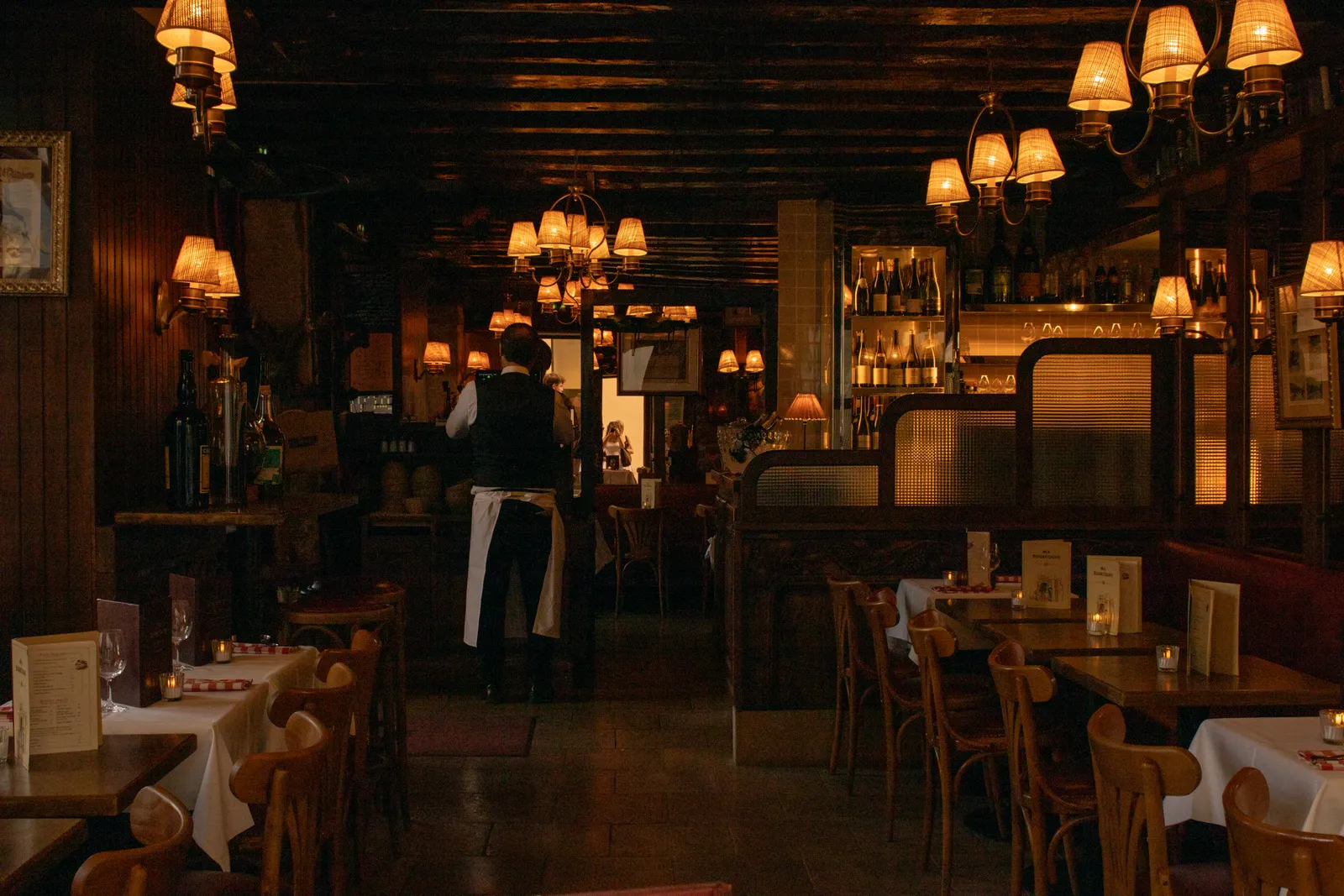 The restaurant at night